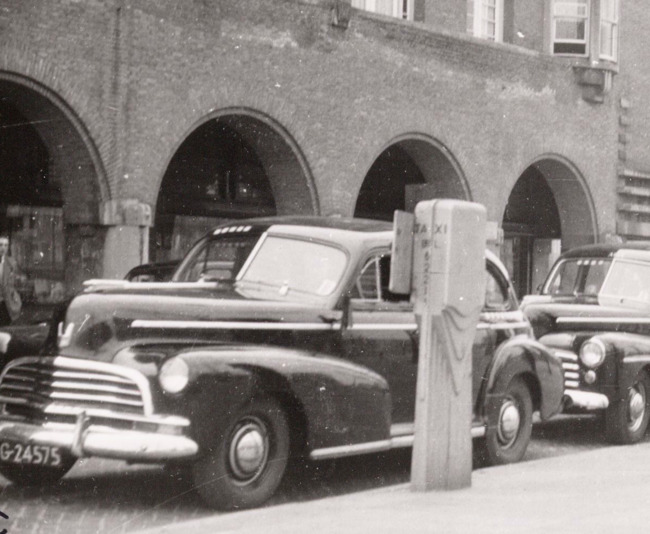 Taxipaal aan de Amstellaan (huidige Vrijheidslaan).
              <br/>
              Beeldbank gemeentearchief Amsterdam, datum onbekend